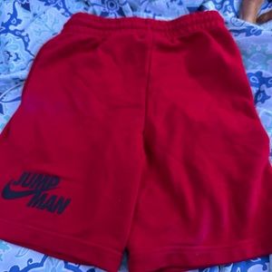 RED JORDAN SHORTS MEDIUM BOYS